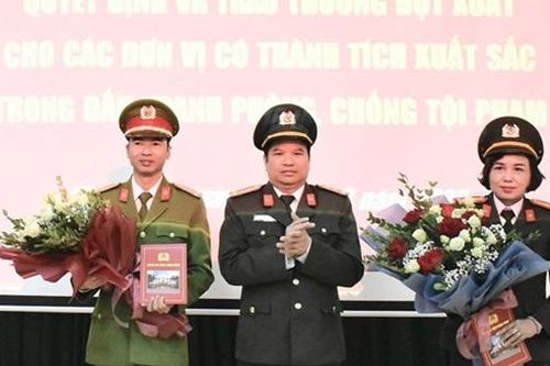 Khen thưởng các đơn vị bắt giữ vụ mua bán trái phép 5 bánh heroin