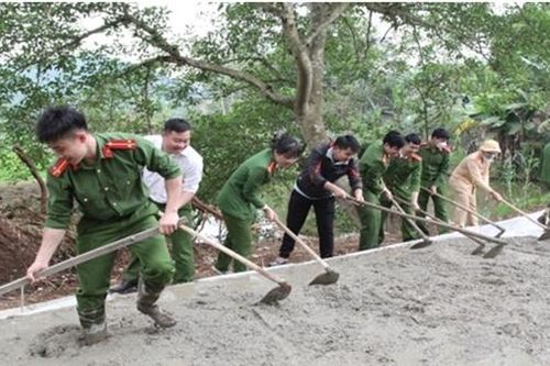 Công an Nghĩa Đàn giúp dân làm đường giao thông nông thôn