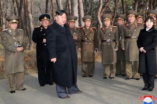 Con gái ông Kim Jong-un sánh bước bên cha thị sát tập trận