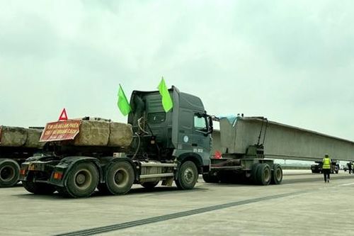 Phạt 369 triệu đồng nhóm tài xế tự chế xe đầu kéo chở dầm cầu