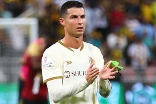Clip Ronaldo đá văng chai nước sau khi khán giả hô vang Messi