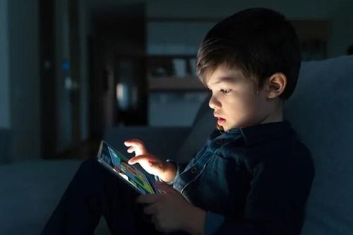 Thức khuya nghịch điện thoại, cậu bé khóc thét khi bố làm điều này