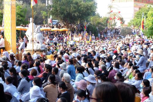 Hàng ngàn người chen chân dự lễ hội Quán Thế Âm - Ngũ Hành Sơn