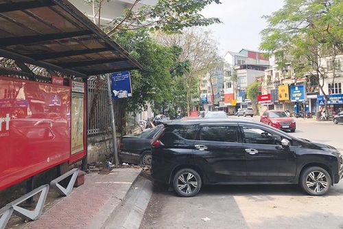 Nhà chờ, điểm dừng xe buýt bị lấn chiếm: Cần sự vào cuộc quyết liệt hơn