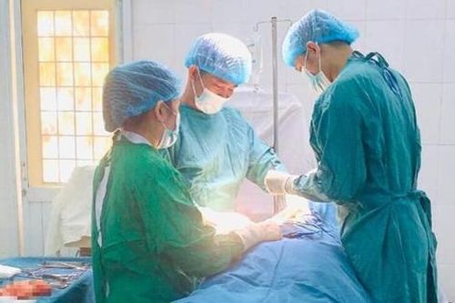Cắt bỏ u mỡ gần 1 kg trên vai trái người phụ nữ