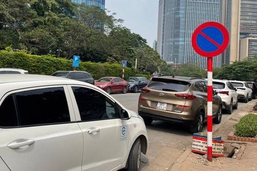 Ngang nhiên đỗ ô tô dưới biển cấm, lấn chiếm lòng đường, vỉa hè