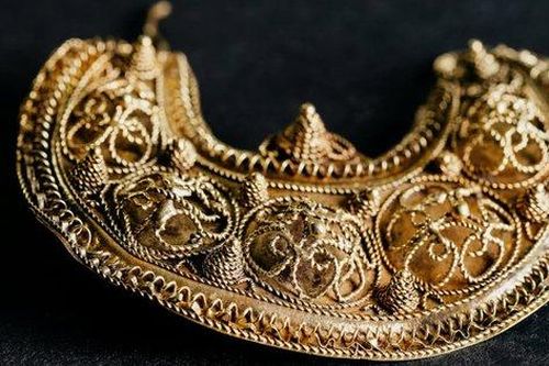 Nhà sử học Hà Lan tìm thấy kho báu thời trung cổ bằng máy dò kim loại
