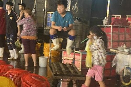 Những đứa trẻ phiêu dạt ở chợ đầu mối Bình Điền