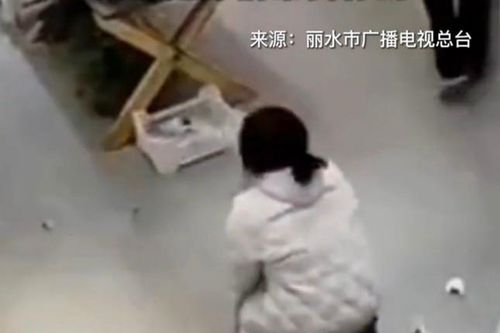 28 tuổi vẫn bị bố mẹ kiểm soát không tự mua nổi một đôi giày, cô gái òa khóc vì bất lực