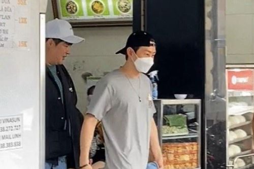 Thành viên Super Junior ăn phở, dạo phố đi bộ Nguyễn Huệ