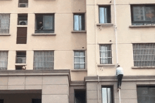 Leo bằng tay không lên tòa nhà cao tầng để cứu bé trai