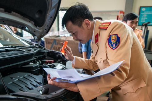 Ngày đầu làm đăng kiểm của cán bộ CSGT