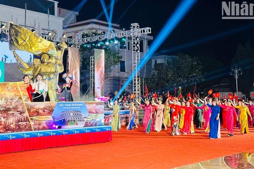 Đặc sắc màn diễu hành đường phố với 'Rực rỡ đêm hội Hoa Ban'