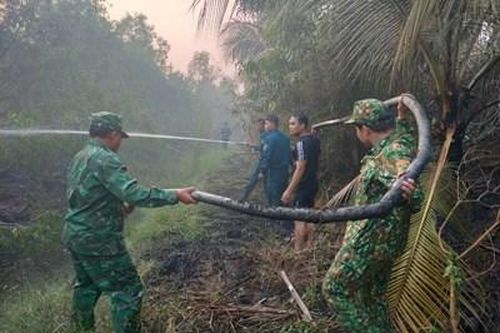Kịp thời giúp dân dập tắt vụ cháy rừng