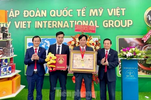 Trao Chứng nhận kỷ lục Hộp cà phê hòa tan lớn nhất Việt Nam