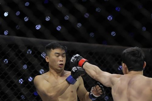 Hoàng Nam Thắng thua nhanh võ sĩ Hàn Quốc và rời sàn đấu bằng cáng cứu thương