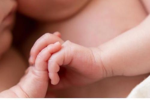 Bí mật tày đình của vợ sau vẻ ngoài khác nhau của hai con