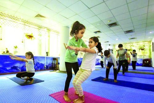Cô bé 7 tuổi trở thành giáo viên yoga nhỏ tuổi nhất thế giới