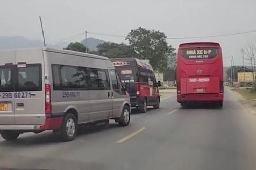 Hai đối tượng có hành vi côn đồ bị khởi tố vì giúp bạn chèn ép nhầm xe chở khách