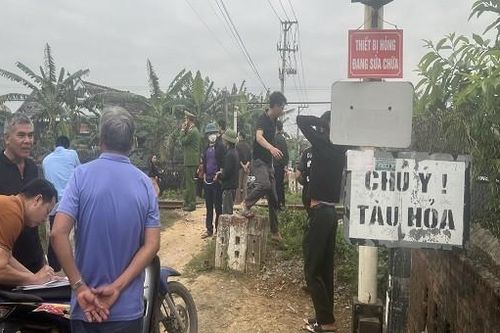 Băng qua đường sắt, người đàn ông bị tàu hỏa đâm tử vong, xe máy kéo lê hàng trăm mét