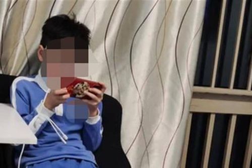 Tranh cãi câu chuyện con lén chơi game lúc nửa đêm và hình phạt kỳ lạ từ người cha