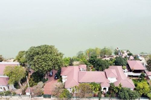 Cận cảnh những công trình như biệt phủ 'mọc' không phép trên đất Cảng Hà Nội