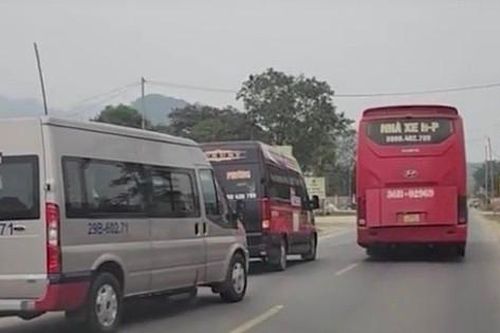 Điều khiển ô tô dàn hàng ngang chặn xe khác khi đồng nghiệp 'nhờ'