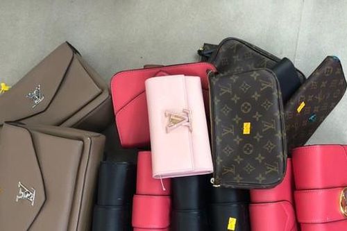 Bất ngờ kiểm tra loạt shop kinh doanh 'hàng hiệu' ở TPHCM