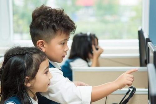 Hệ lụy từ việc trẻ em Việt Nam được trang bị điện thoại di động quá sớm