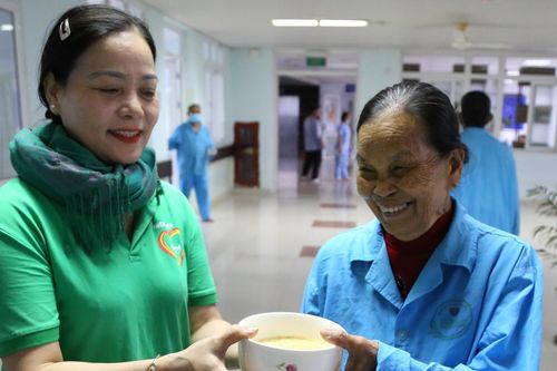 Bếp 0 đồng tiếp sức cho hàng chục nghìn bệnh nhân nghèo