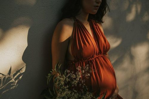 Em chồng 'trót dại' mang thai, quỳ xuống xin tôi làm điều khó xử