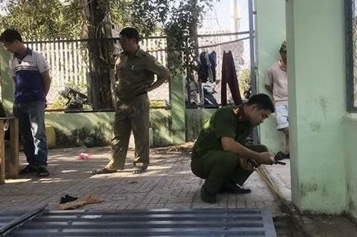 Hai cháu bé bị cổng sắt đổ đè lên người gây thương vong