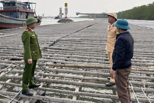 Cưỡng chế di chuyển lồng bè nuôi thủy sản trên sông không đúng điểm