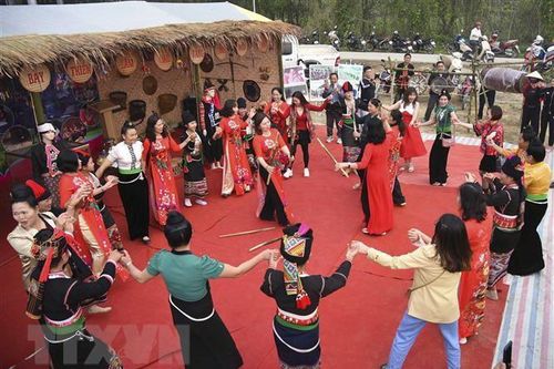 Đặc sắc chương trình diễu hành đường phố 'Rực rỡ đêm hội hoa ban'