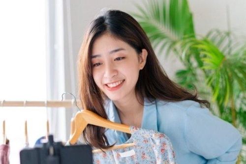 Tại sao 'người người, nhà nhà' đổ xô livestream bán hàng trên mạng?
