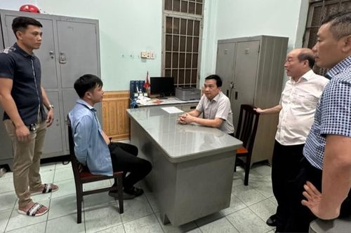 Bé 4 tuổi bị người đàn ông dùng xăng khống chế dọa tự thiêu vì lý do bất ngờ