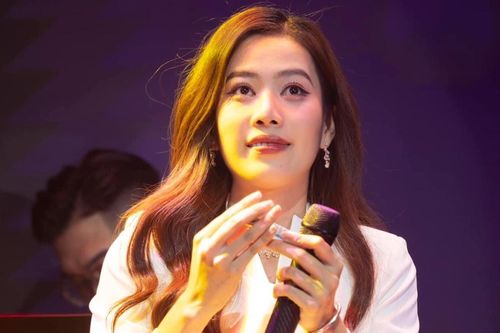 Bị 'người đặc biệt' lên sân khấu giành micro để hát, phản ứng của Nam Em khiến ai cũng bất ngờ