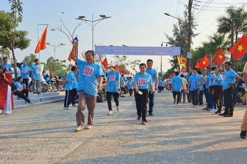 Hơn 1.000 người tham gia đi bộ chào mừng Lễ hội Văn hóa truyền thống huyện Châu Phú