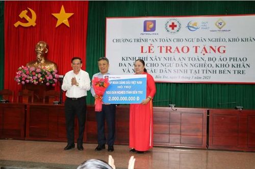 Petrolimex hỗ trợ 3 tỷ đồng xây nhà an toàn và cầu dân sinh tại Bến Tre