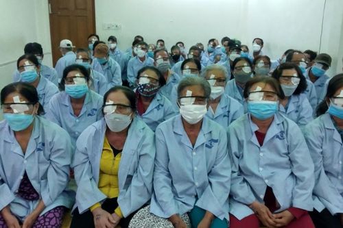 Hỗ trợ phẫu thuật ghép thủy tinh thể nhân tạo đem lại ánh sáng cho gần 170 bệnh nhân nghèo