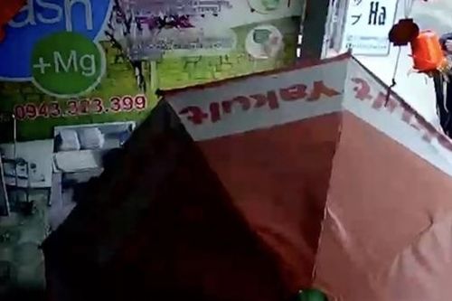 Làm rõ nhóm thanh niên tạt chất bẩn vào tiệm bánh kem