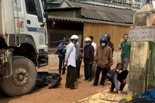 Cô gái đi xe máy tử vong thương tâm dưới bánh xe tải