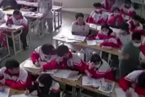Thầy giáo liên tiếp tát vào đầu nhiều học sinh trong giờ học