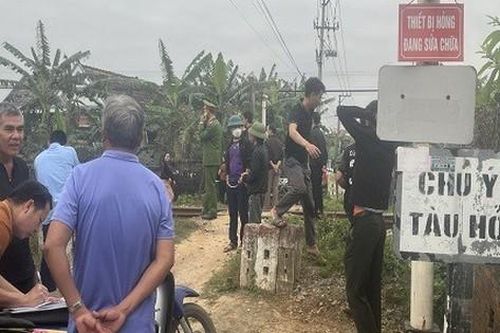 Qua đường ngang dân sinh, người đàn ông bị tàu hỏa tông tử vong