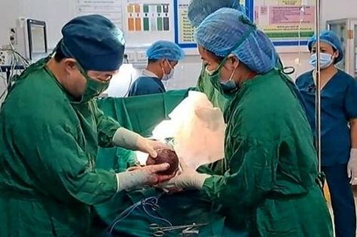 Chồng sản phụ bị cây đâm thủng bụng viết thư cảm ơn bác sĩ
