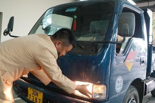 Tài xế xe tải 'toát mồ hôi' khi thấy CSGT tham gia đăng kiểm phương tiện
