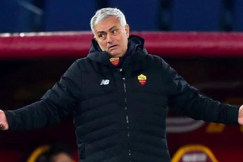 HLV Mourinho bỏ họp báo để phản đối án phạt