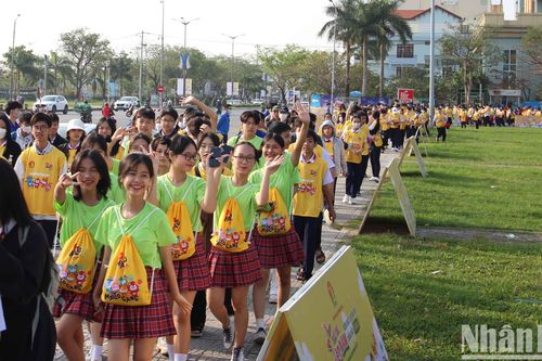 1.500 học sinh đi bộ gây quỹ cùng 'Rèn đức luyện tài'
