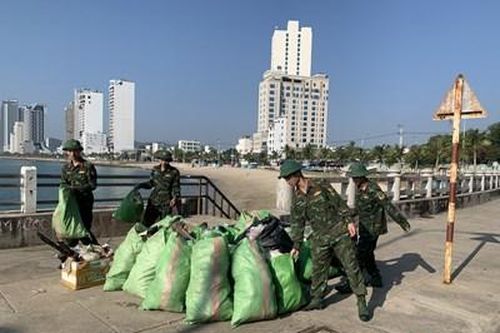Tuổi trẻ Trường Sĩ quan Thông tin xung kích vệ sinh bờ biển
