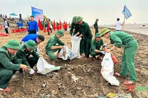 Bộ đội Biên phòng chung tay làm sạch biển năm 2023